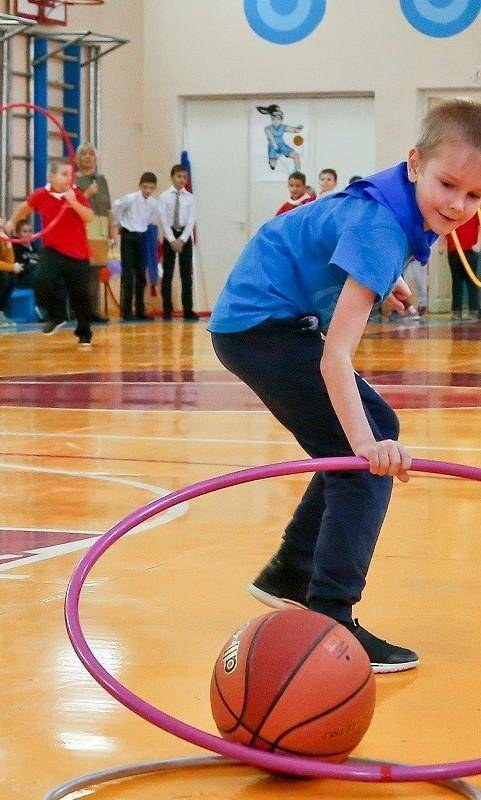 Описать картинку, по теме спортивная игра. Картинка сверху ​